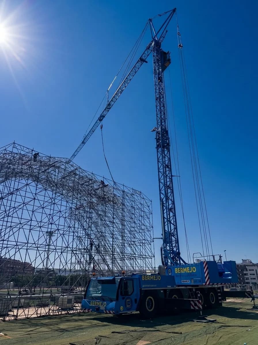 Montaje industrial de estructura metálica con grúa móvil de Grúas Bermejo