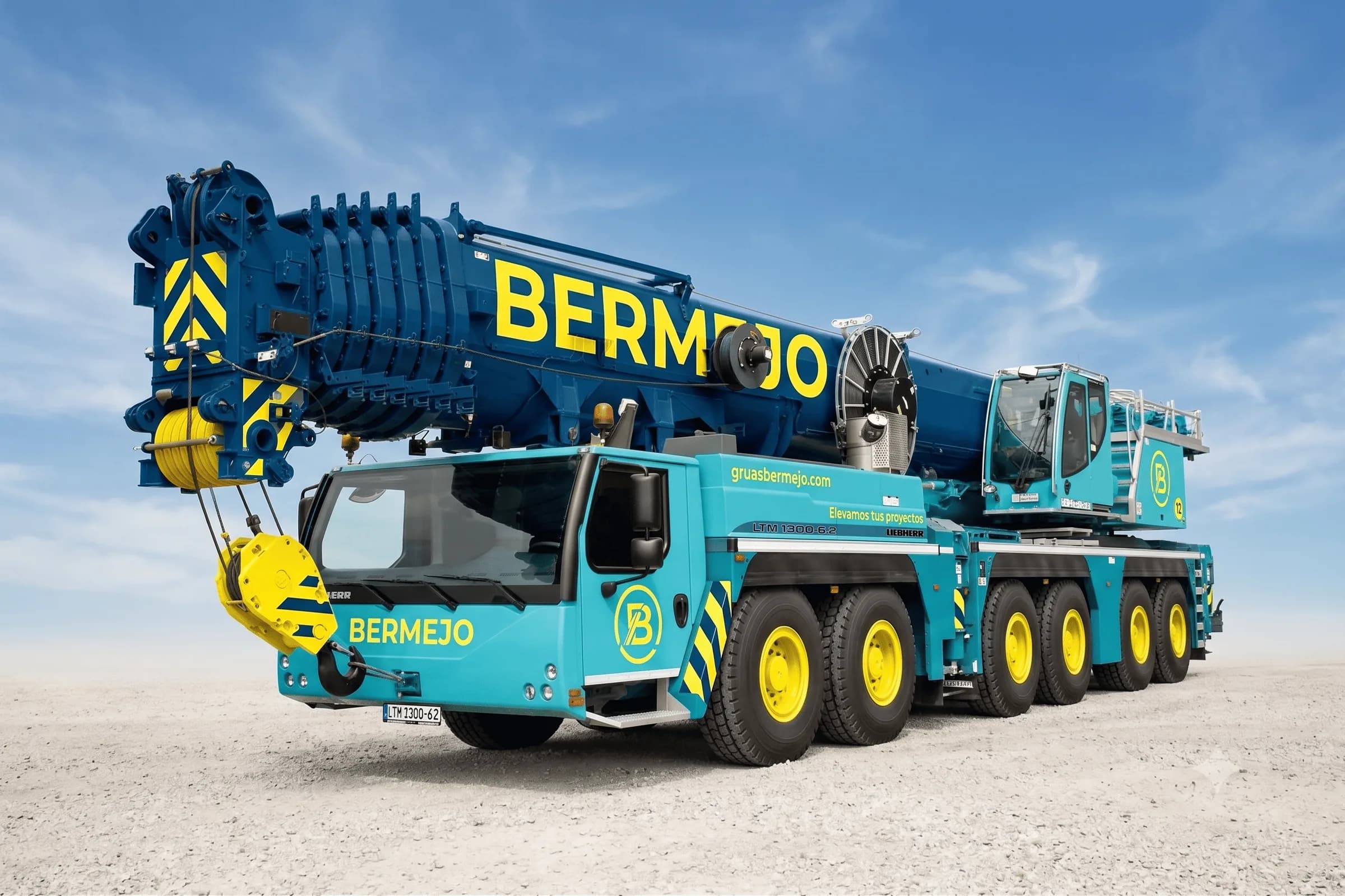 LIEBHERR LTM 1300-6.2 · telescópica de 300 t de Grúas Bermejo